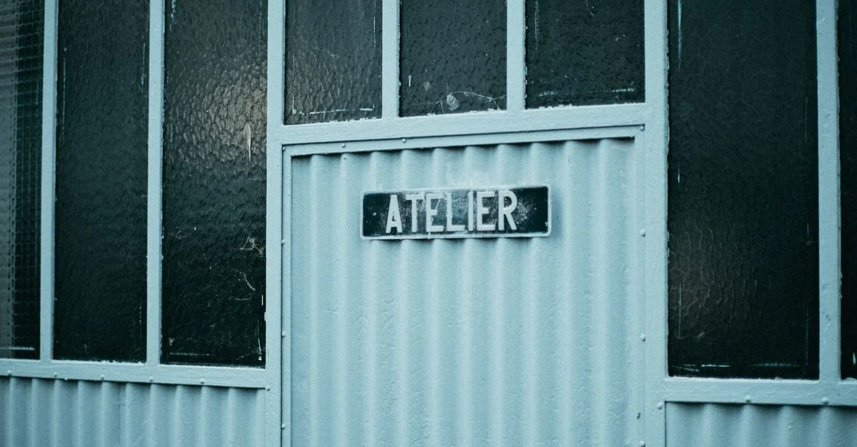 Entrée d'atelier rustique avec panneau 'atelier', mettant en valeur un design industriel vintage.