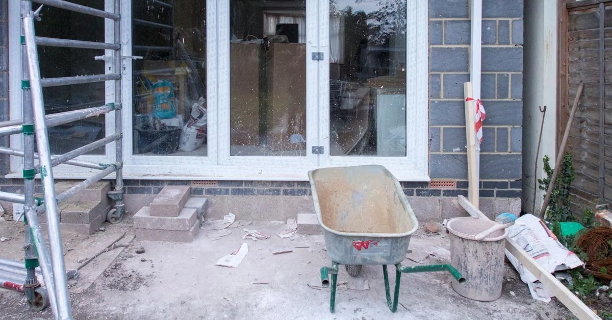 Un chantier de construction mettant en avant la rénovation de maison avec échafaudage et outils.