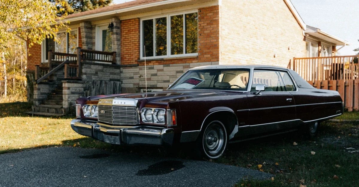 Voiture vintage classique garée devant une maison en briques pendant l'automne à North Hatley, Québec.