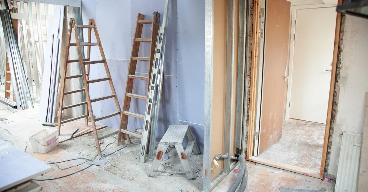Chantier de construction avec des échelles et des outils dans un cadre de rénovation de maison.
