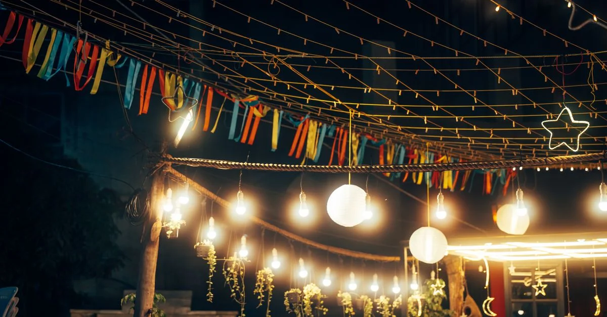 Les guirlandes lumineuses et les décorations extérieures créent une ambiance festive en soirée.