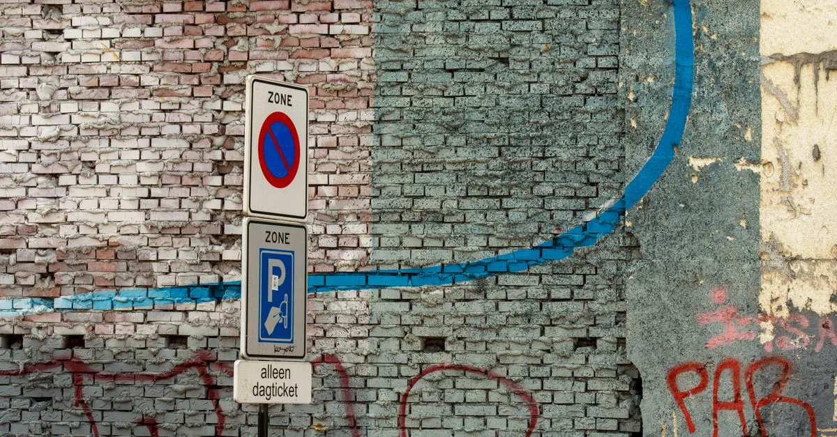 Scène urbaine colorée avec mur en briques, graffiti et panneaux routiers. Parfait pour des thèmes d'exploration de paysages urbains.