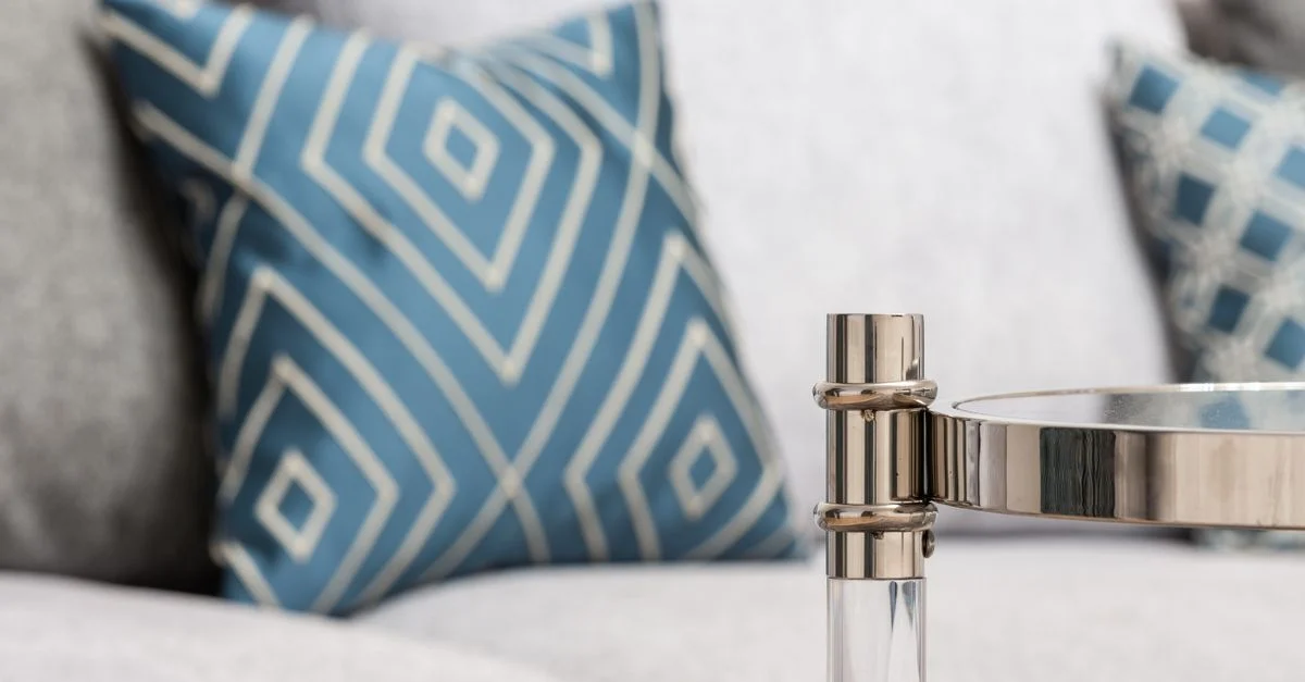Une scène de salon contemporain avec des coussins décoratifs stylés aux motifs géométriques.
