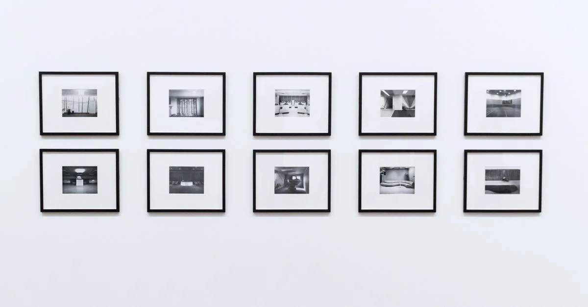 Affichage mural simple et élégant avec des photographies en noir et blanc encadrées dans un intérieur moderne.