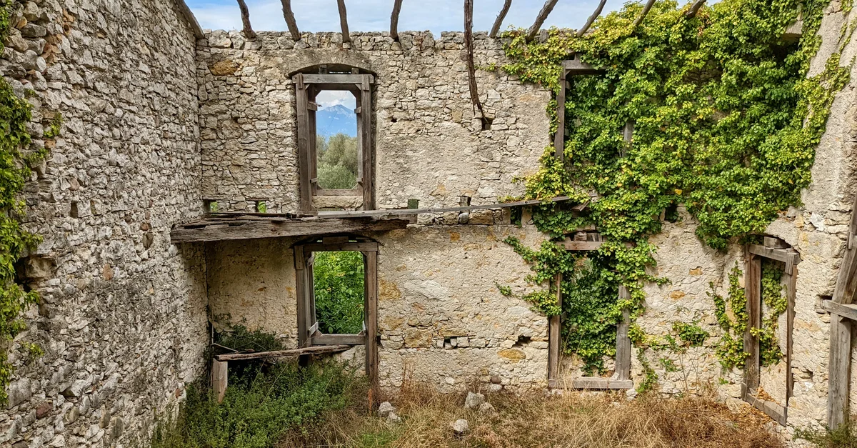 Explorez les fascinantes ruines d'une vieille maison en pierre à Garda, Vénétie, Italie.