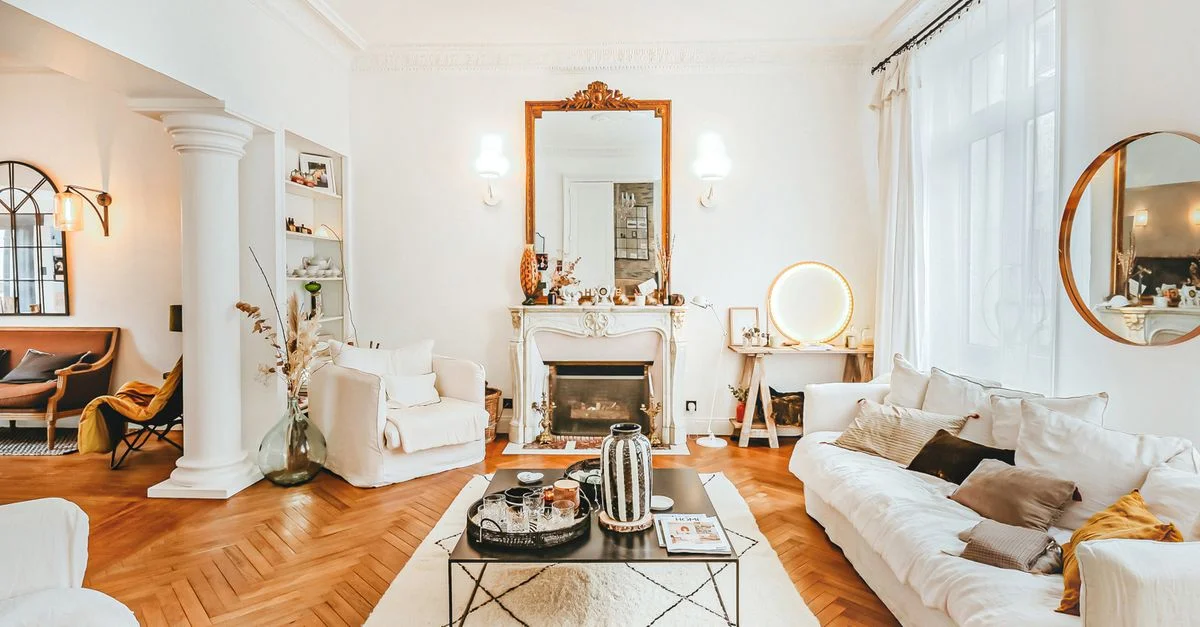Un salon cosy à Angers, France, avec une cheminée élégante et du mobilier blanc.