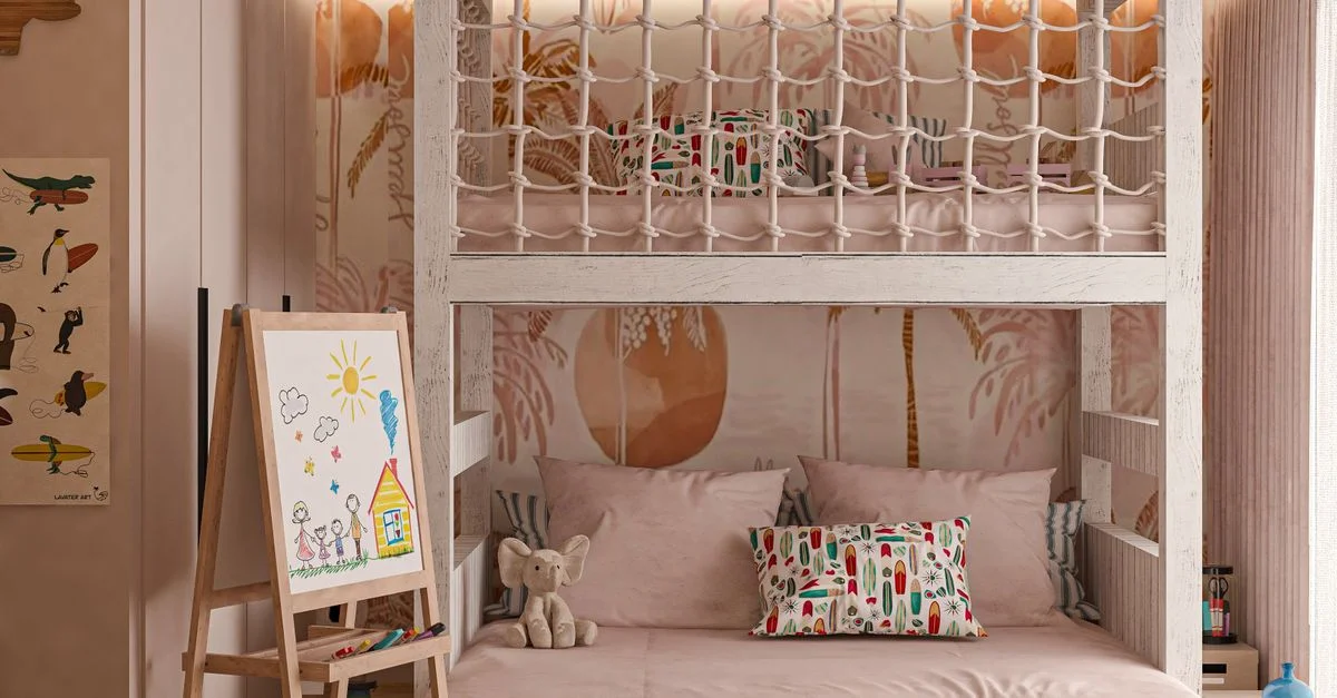 Charmante chambre d'enfants à Casablanca avec un lit superposé, une décoration pastel et des œuvres d'art ludiques.