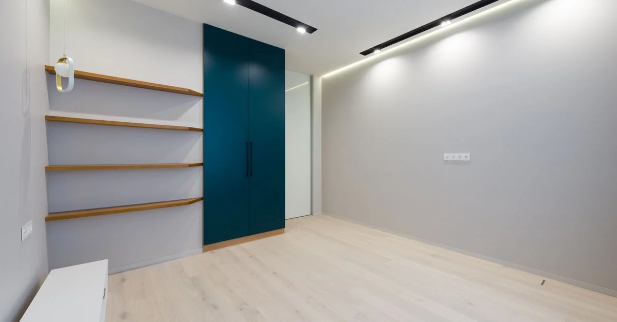 Salon moderne spacieux et élégant avec une décoration minimaliste et une lumière abondante.