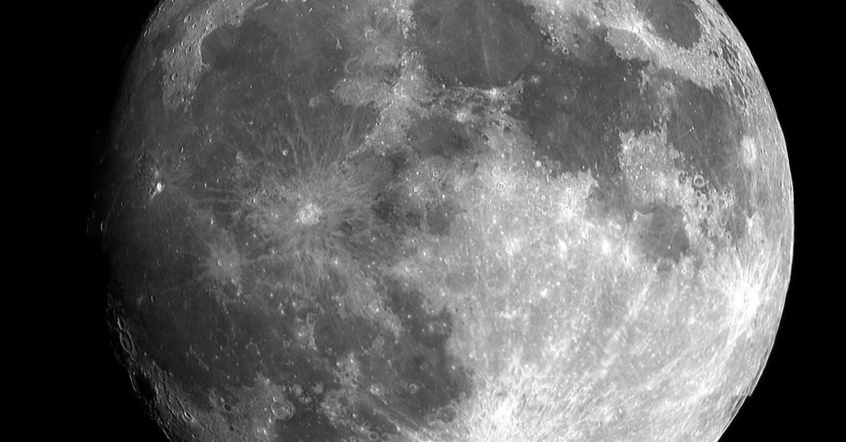 Image captivante en noir et blanc de la pleine lune mettant en valeur des détails lunaires complexes.
