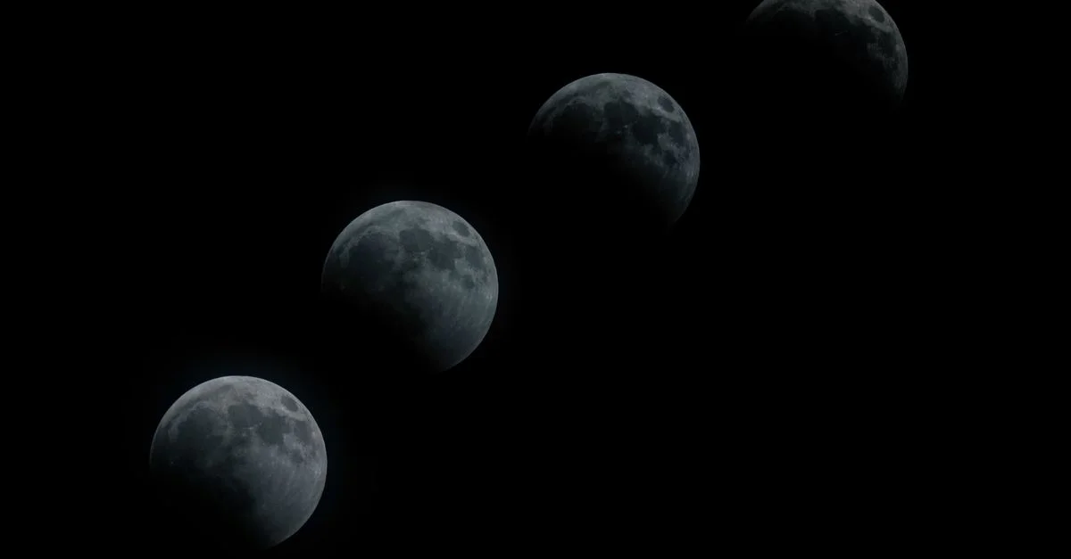 Séquence des différentes phases d'une éclipse lunaire sur fond de ciel noir, capturée à Santiago.
