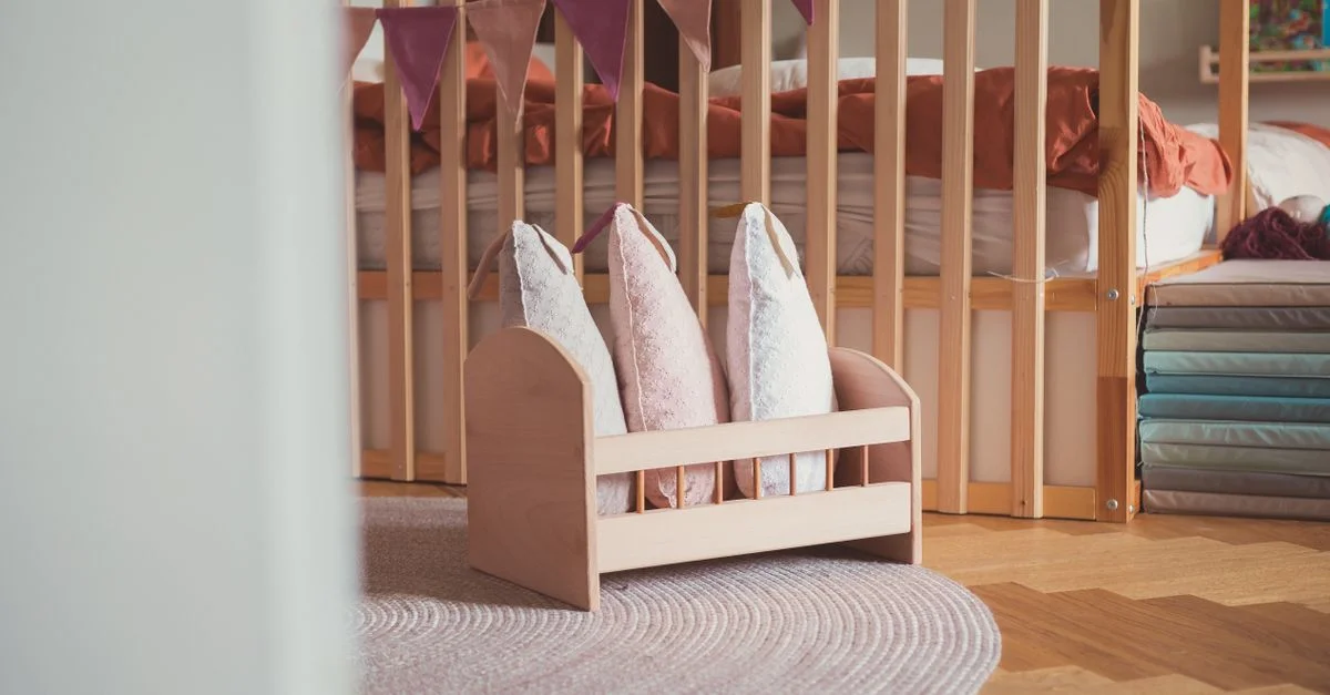 Chambre d'enfants chaleureuse et accueillante avec des coussins et un lit en bois.