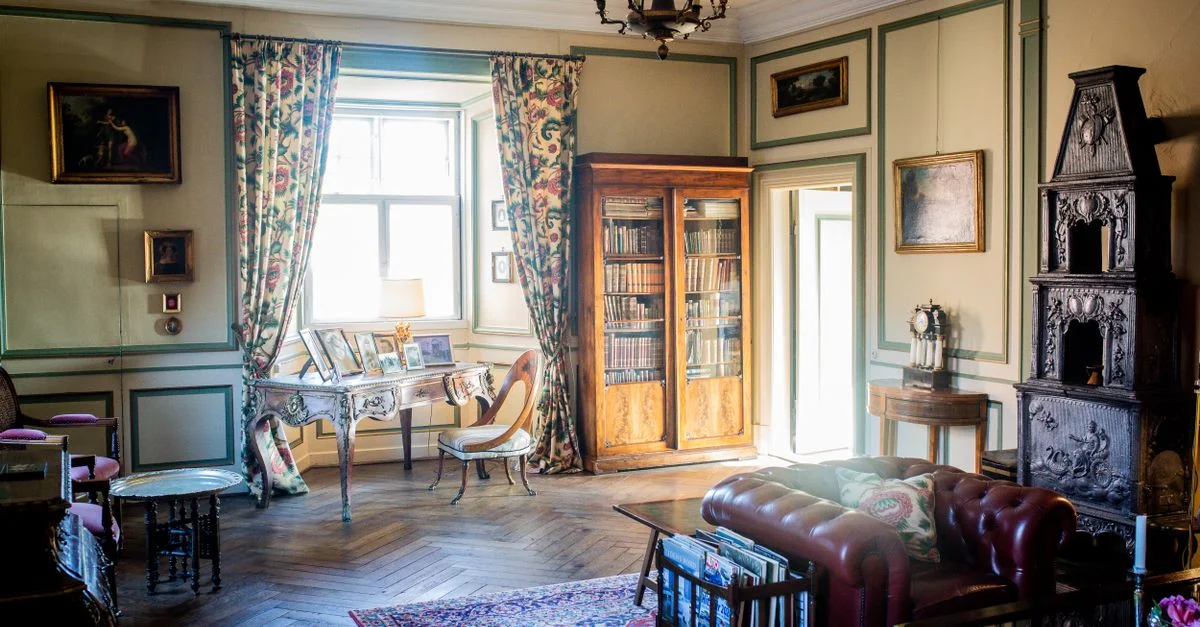 Salon vintage avec des meubles et une décoration antiques, dégageant une élégance d'antan.
